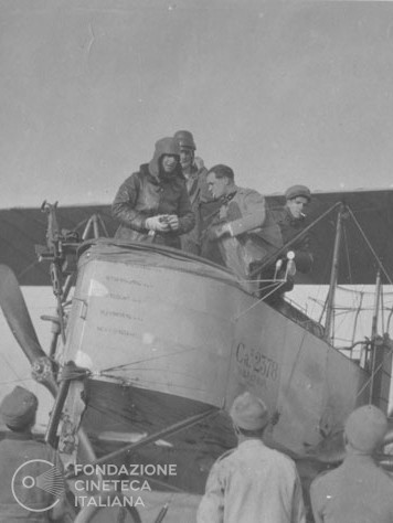 Il capitano D'Annunzio parte per un bombardamento di posizioni nemiche