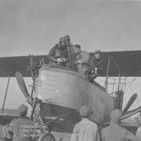 Il capitano D'Annunzio parte per un bombardamento di posizioni nemiche