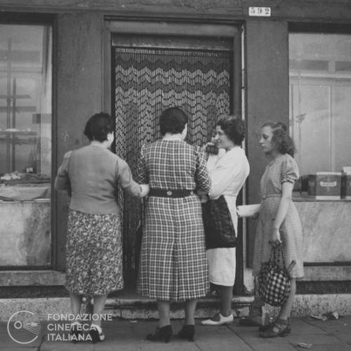 Donne sulla porta di un negozio