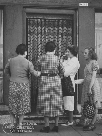 Donne sulla porta di un negozio
